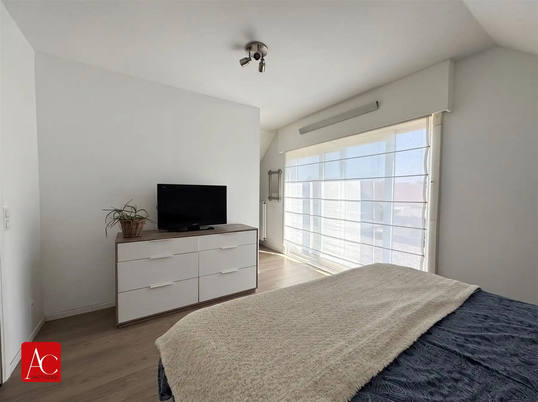 Vrijstaande woning met zwembad in rustige wijk foto 25