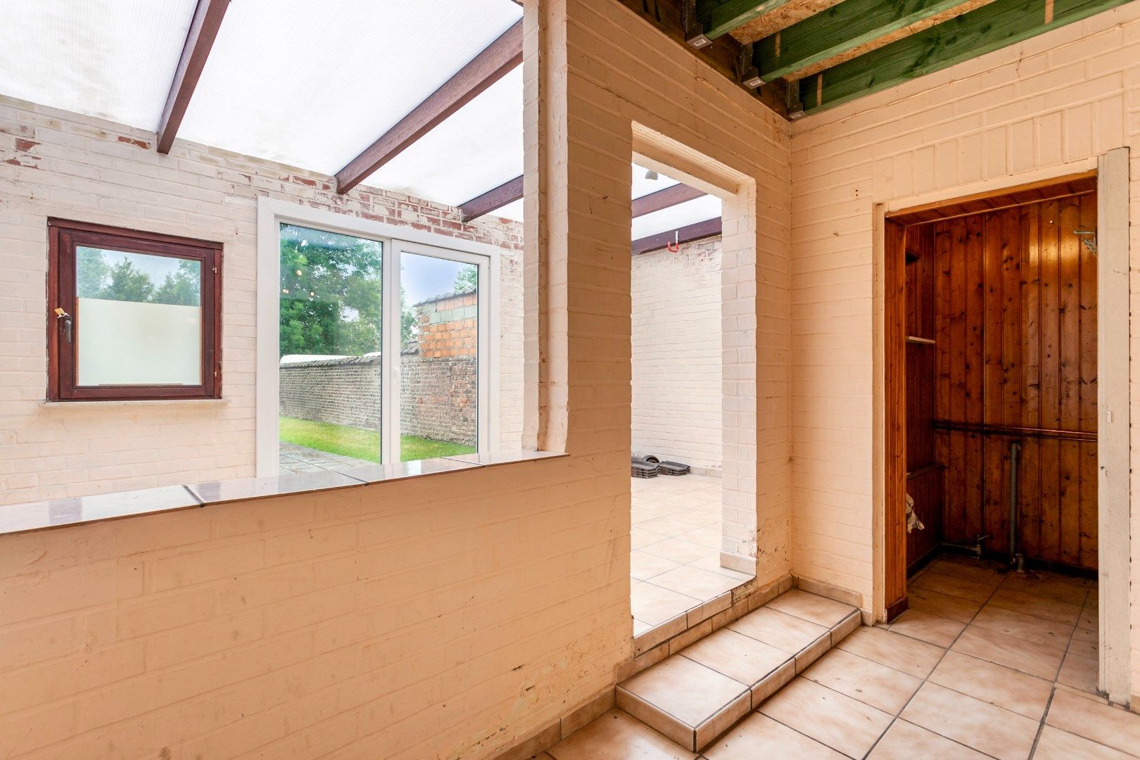 Te renoveren woning met veel potentieel foto 7