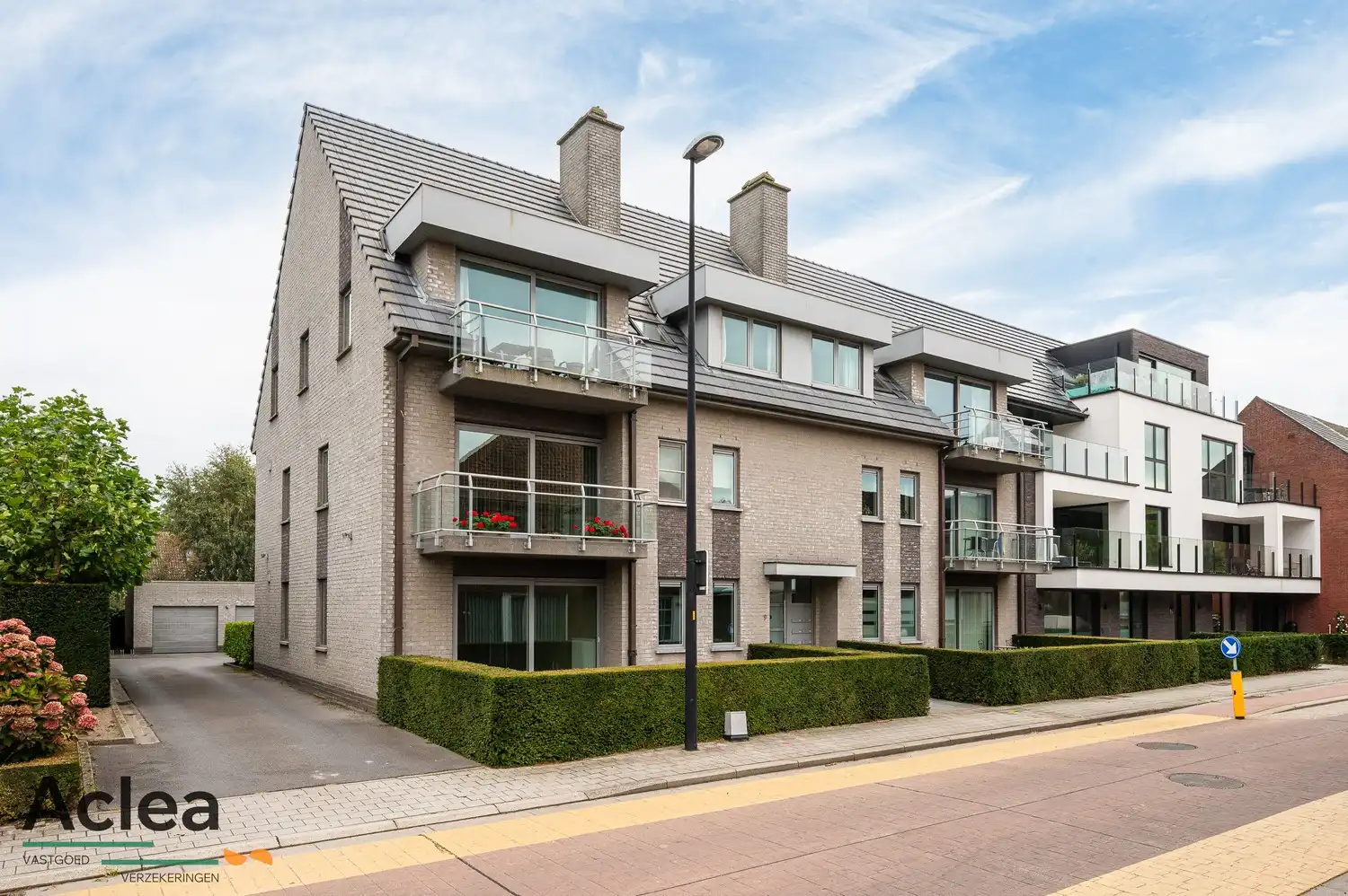 Ruim lichtrijk gelijkvloers appartement met 2 terrassen en garage foto {{pictureIndex}}