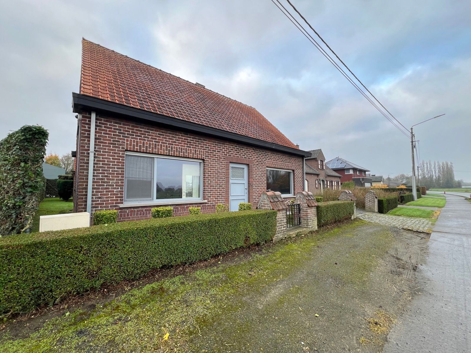 Vrijstaande woning met drie slaapkamers, tuin en garage foto 2