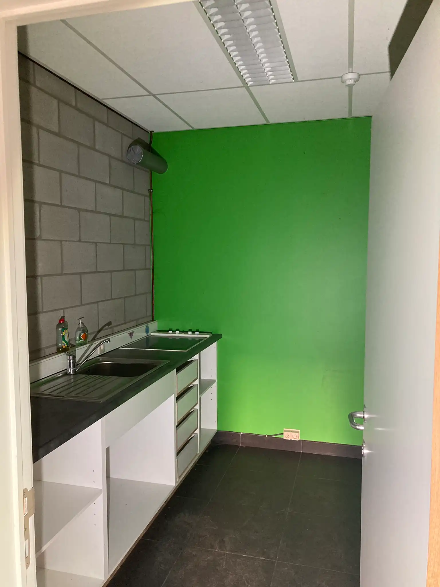 Bedrijfsgebouw met magazijn, kantoren, ruime buitenruimte en hoogspanningscabine te koop op bedrijventerrein Schendelbeke foto 10