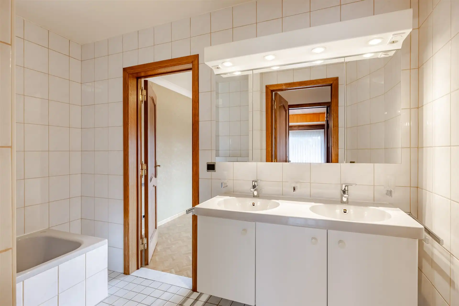 Halfopen bebouwing met 3 slaapkamers en ruime garage foto 15