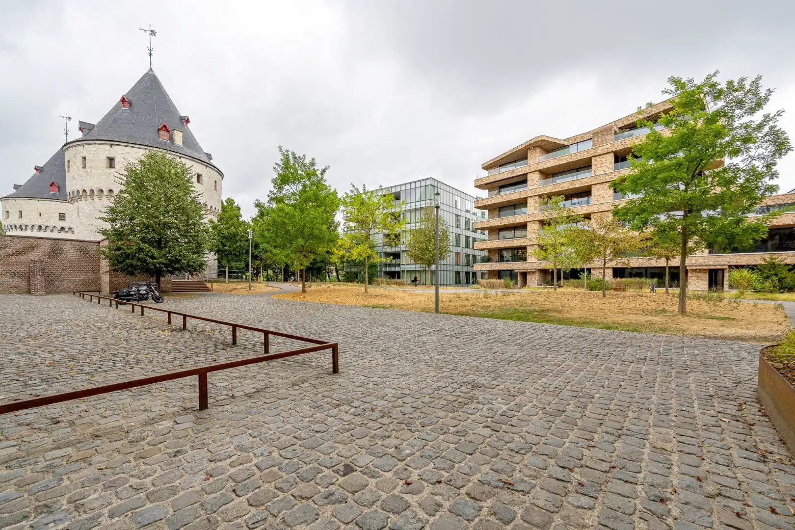 Recent, instapklaar appartement met overdekte staanplaats aan de Broeltorens in Kortrijk foto 2