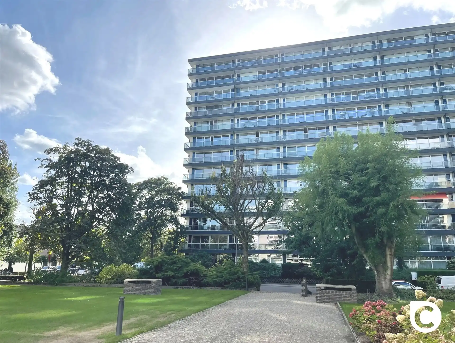 Ruim en licht verzorgd 2-slp appartement met terrassen foto 14