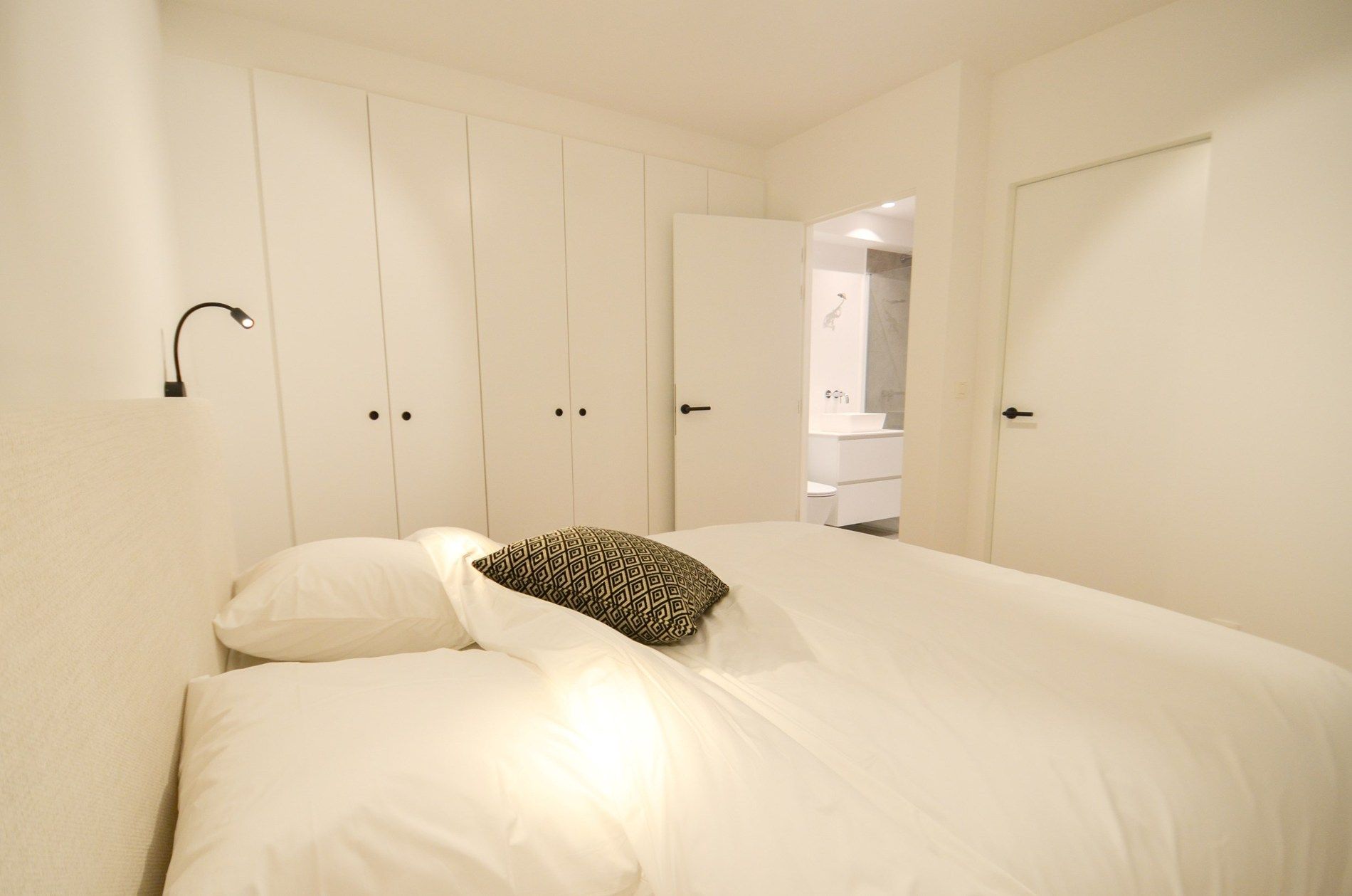 Tijdloos, volledig gerenoveerd appartement met zijdelings zeezicht gelegen in het Zoute.  foto 16