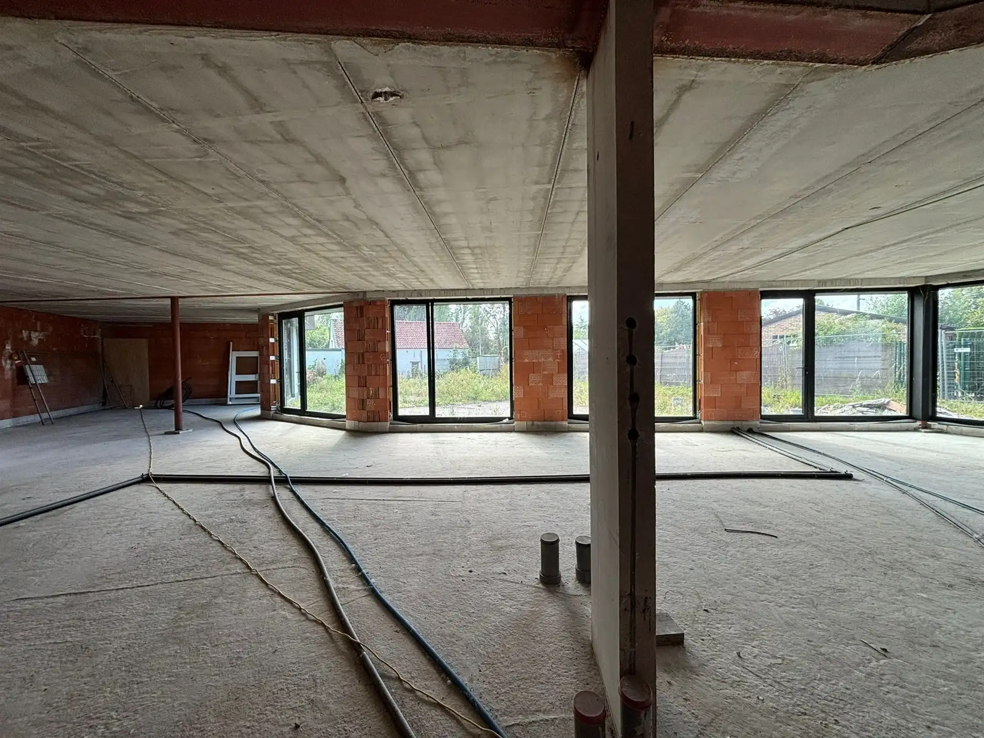 Nieuwbouw handelsruimte op commerciële liggen in het centrum! foto 7