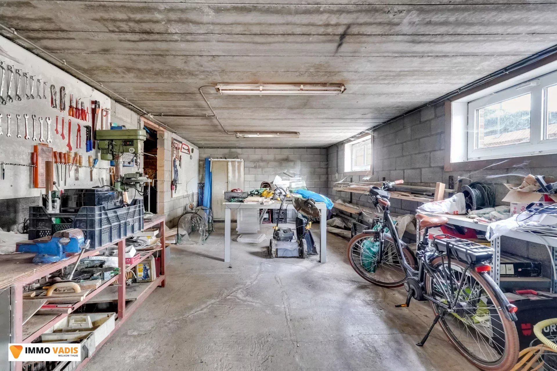 Instapklare halfopen woning met tuin en twee garages foto 15