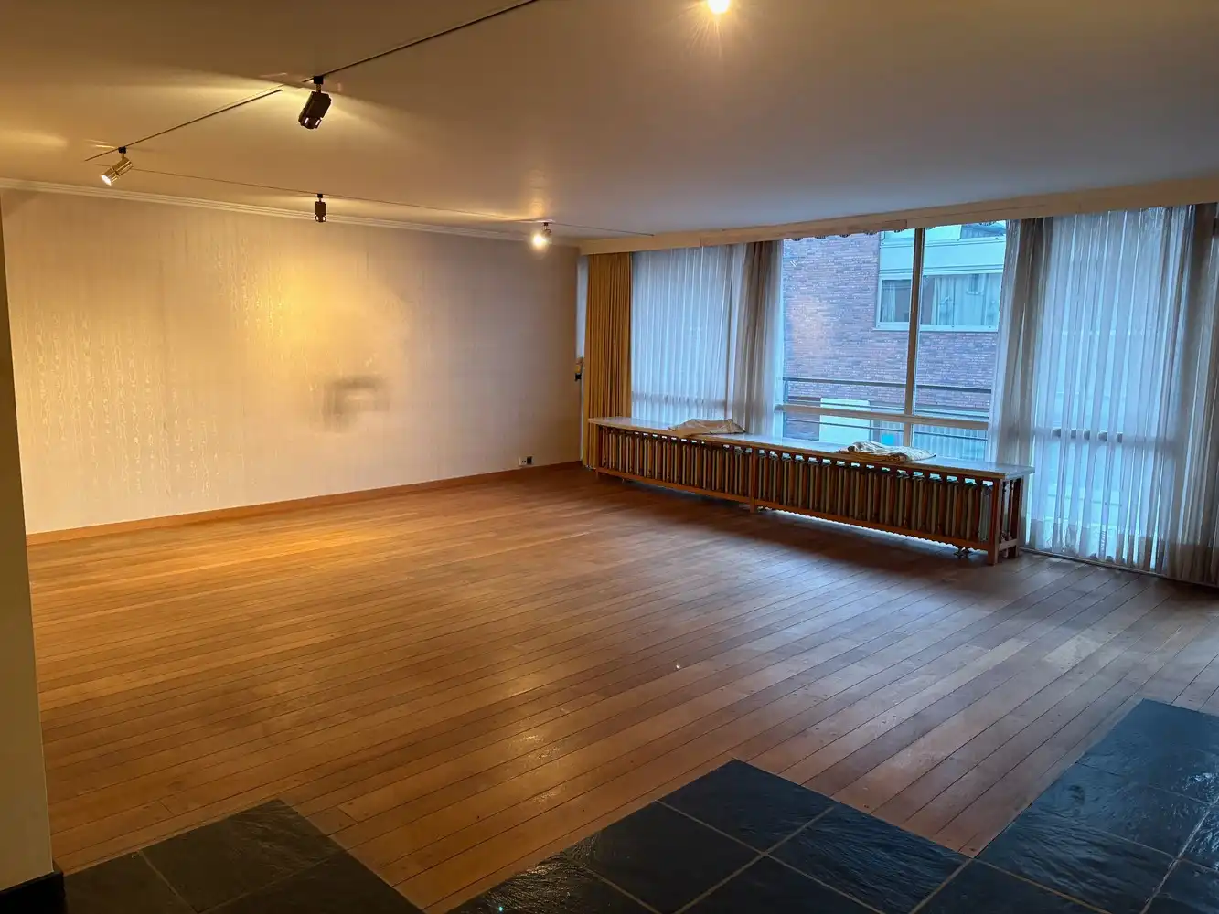 2 ruime goed gelegen te renoveren appartementen foto 3