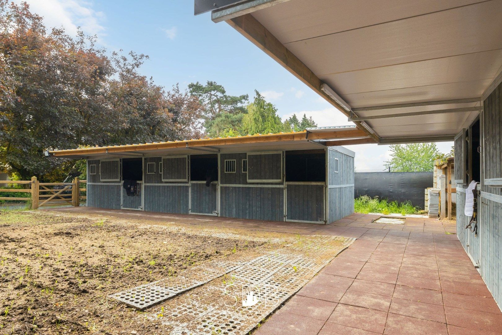 Prachtige villa met zwembad, paardenstallen, paddock en grasland op 1,3HA foto 40