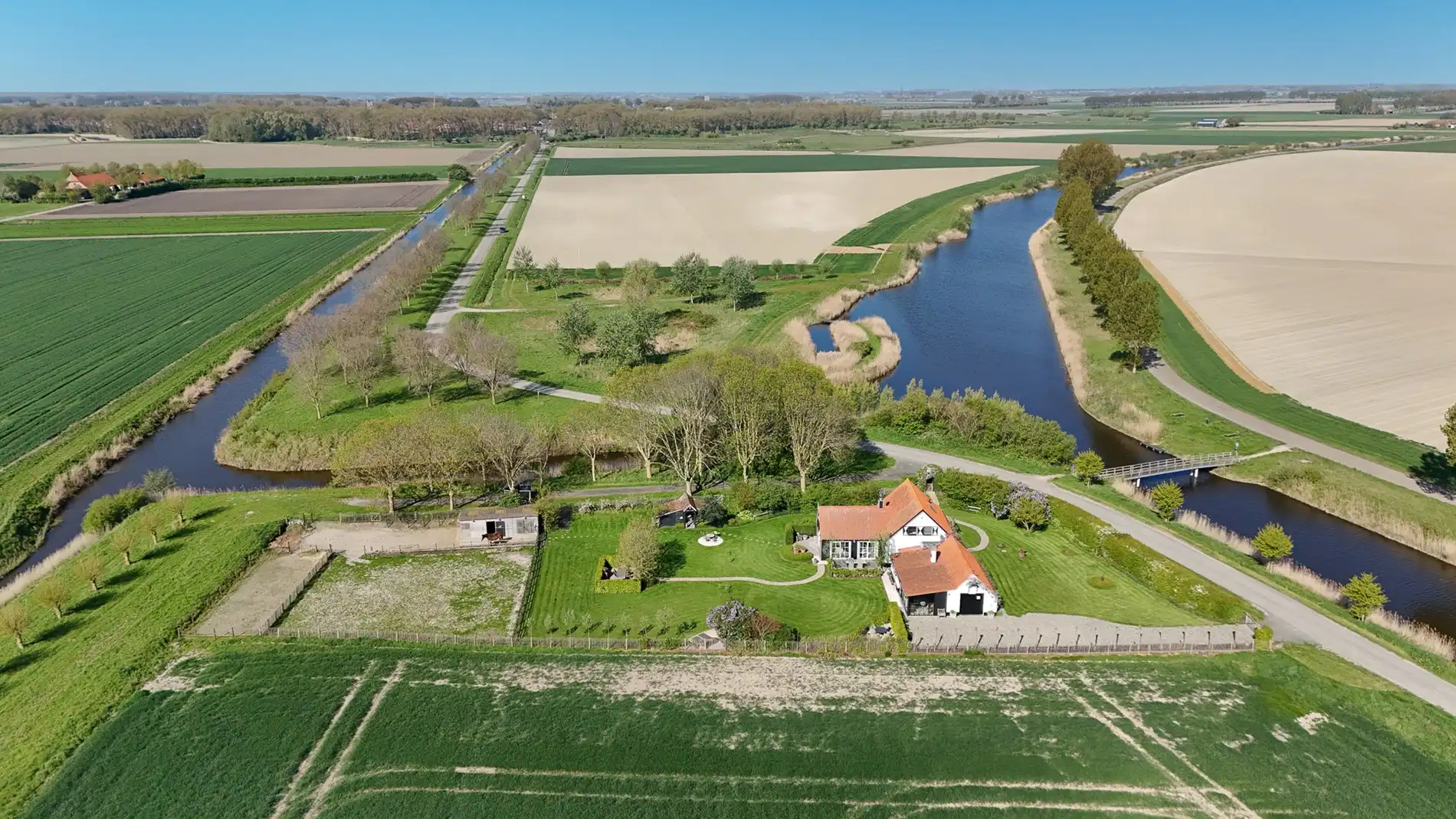 Prachtig gerenoveerd landhuis met open zicht op de velden  foto {{pictureIndex}}