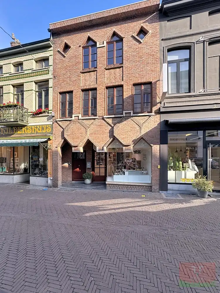 Triplex appartement (4 slaapkamers) met verhuurde winkelruimte en aparte garage te koop in centrum Zottegem foto 2