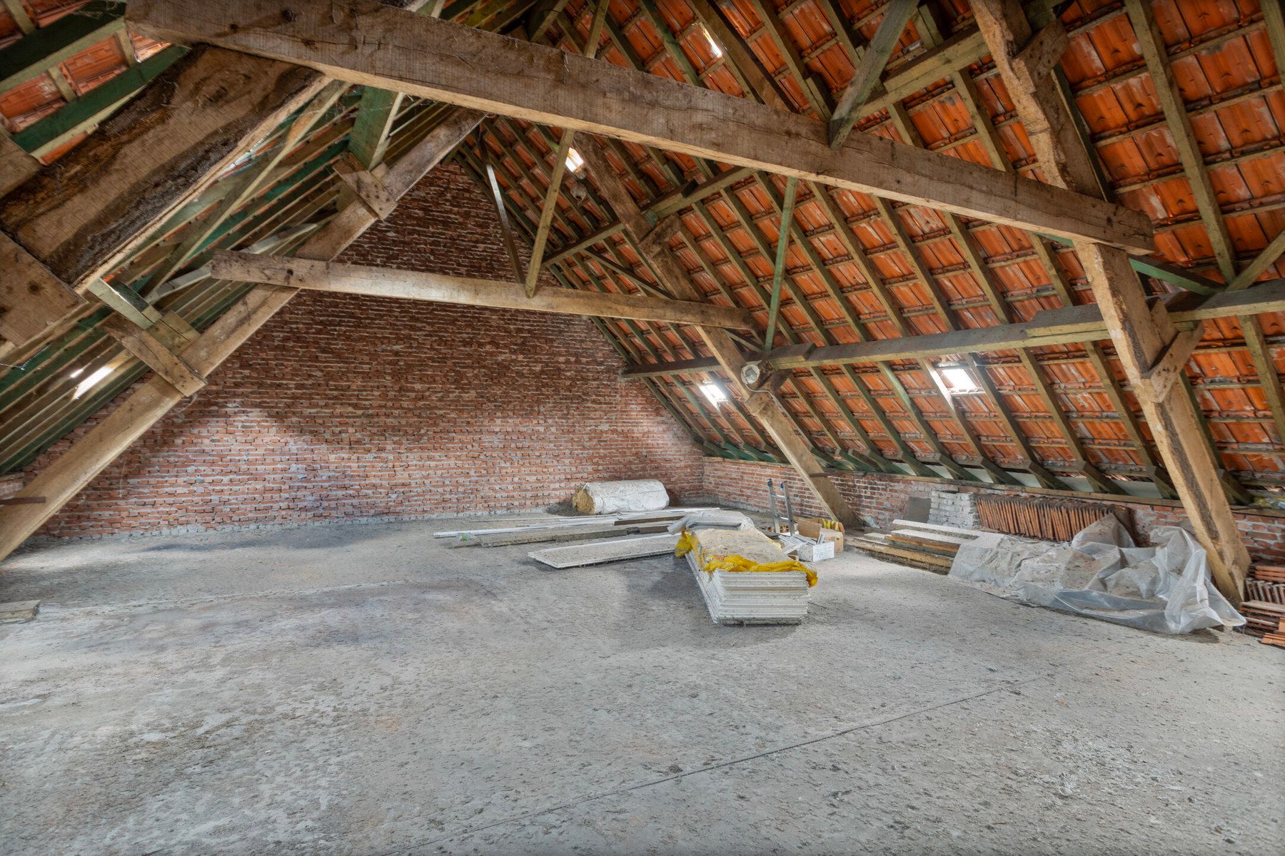Te renoveren hoeve met authentieke schuur en stallen foto 23