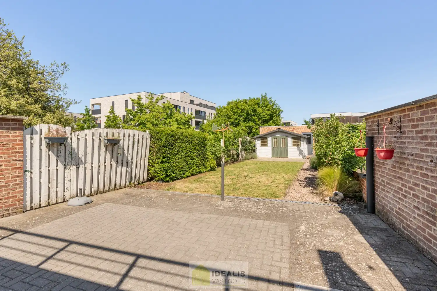 IDEALIS VASTGOED - PRACHTIG  EN LUXUEUS GELIJKVLOERS APPARTEMENT VAN MAAR LIEFST +-122M² IN EEN KLEINSCHALIGE RESIDENTIE MET 2 SLAAPKAMERS, AANGENAME LEEFRUIMTE MET AANSLUITEND KEUKEN MET KEUKENEILAND, BADKAMER VOORZIEN VAN BAD EN DOUCHE, ZEER RUIME GARAGE (+-28M²) EN TERRAS MET AANGELEGDE TUIN . Zeer geschikt voor kandidaten op zoek naar betaalbare woonruimte in zeer goede staat vlak bij de stadskern van Bree! foto 23