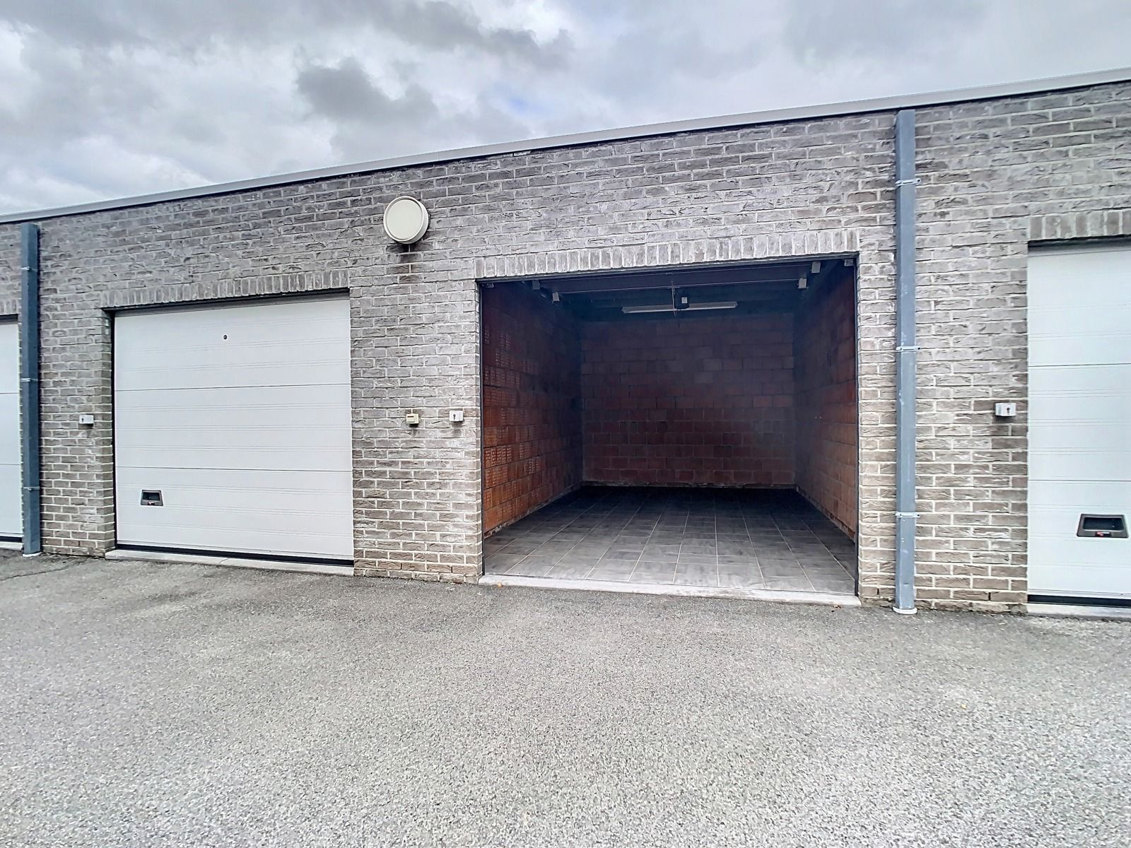 Centraal gelegen, Ruime én Gesloten garagebox! foto 4