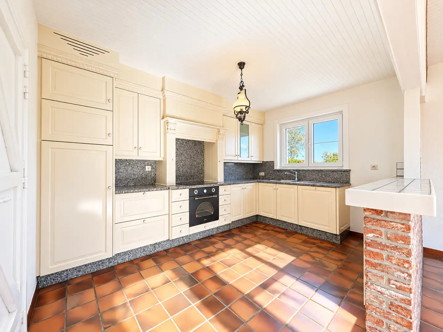 Ruime gezinswoning met 3 slaapkamers,  2 garages en tuin foto 6