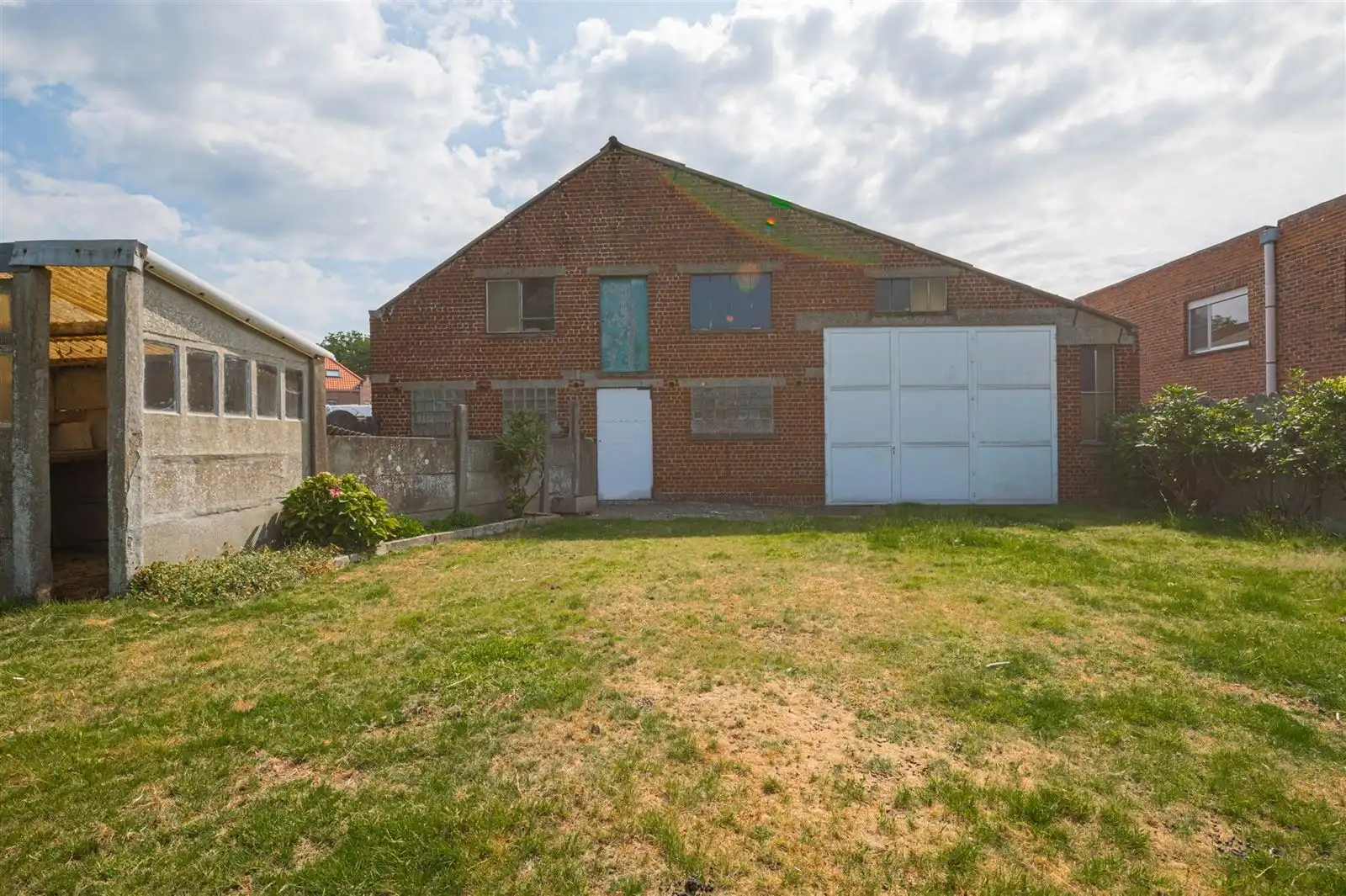 3 gevelwoning met loods (248m2) en garage foto 2