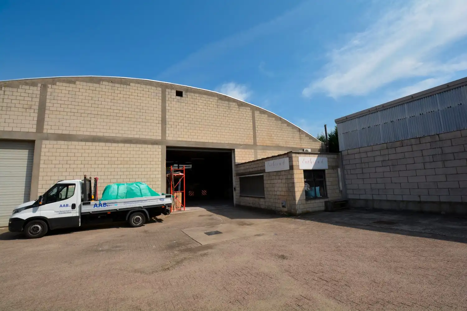 RUIM MAGAZIJN (405 m²) MET BUREEL (58 m²)! foto 2