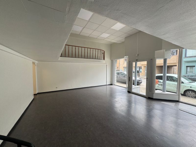 Ruim handelspand te huur in centrum Zwijnaarde! foto 4
