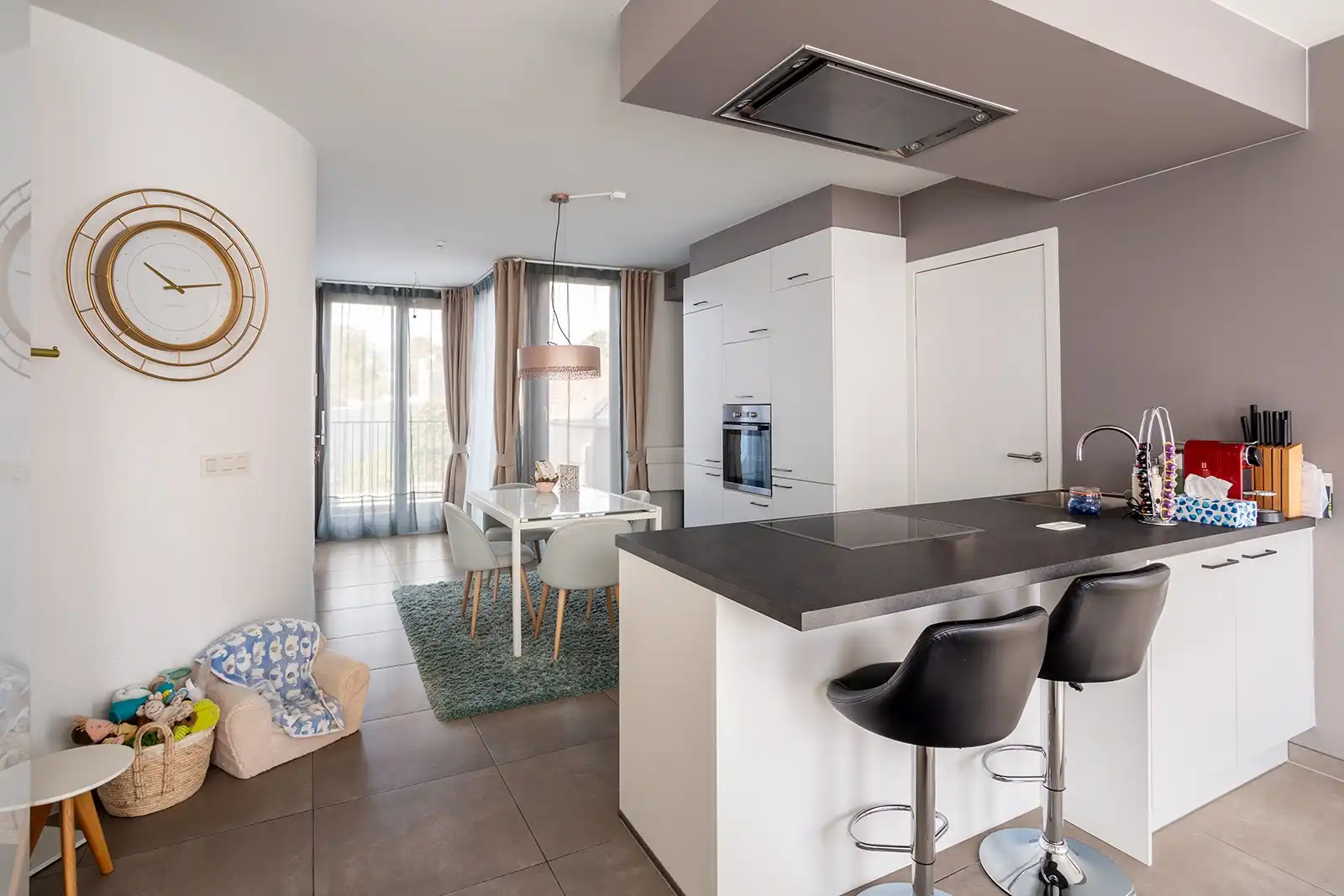 Slim wonen of zorgeloos investeren – stijlvolle nieuwbouwstudio met terras in Boechout foto 10