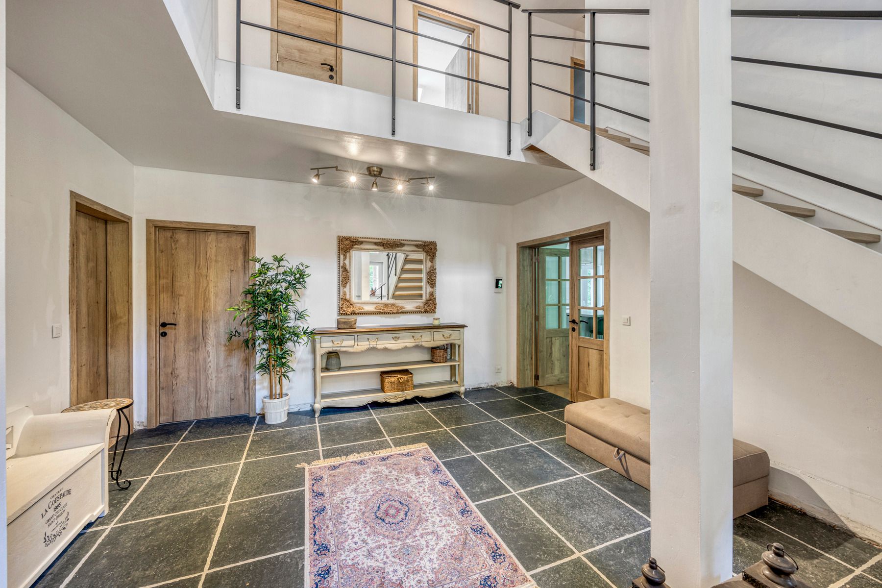 Zeer ruime gerenoveerde woning (± 398 m²) op een perceel van ± 60 are in het prestigieuze Bois de Strihoux foto 2