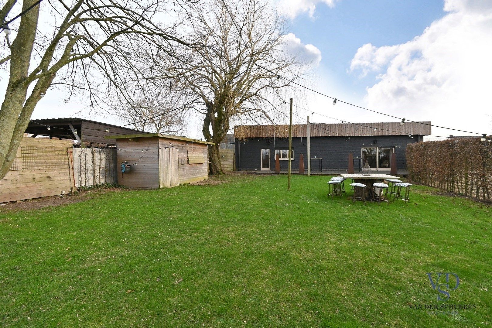 Ruime bungalow met bijgebouwen in Meilegem. foto 16