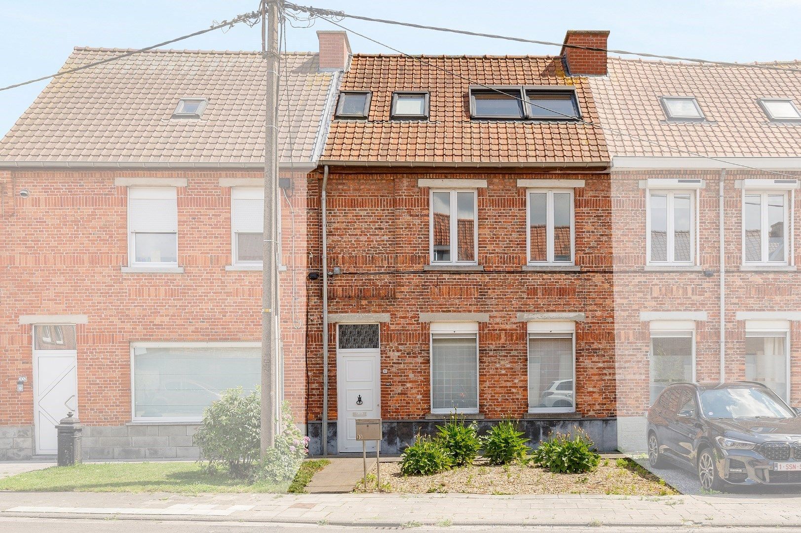 Kwalitatief gerenoveerde rijwoning met tuin, 3 slaapkamers en 2 badkamers op toplocatie in Menen foto 3