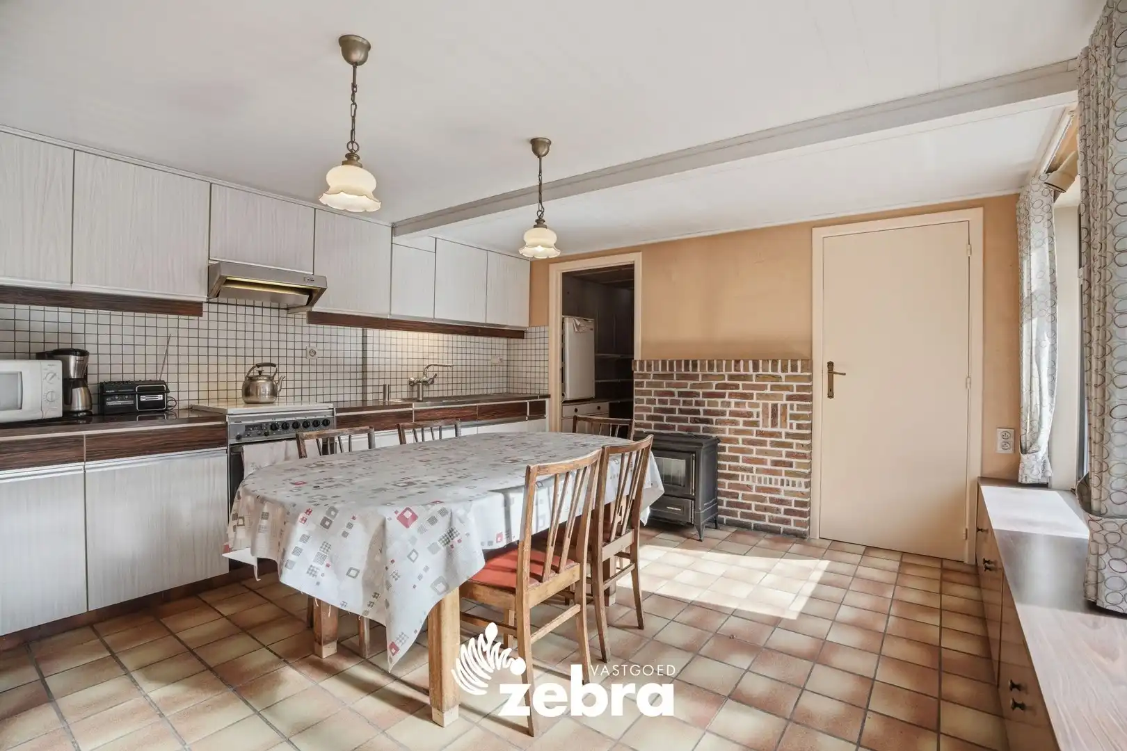 Te renoveren woning met garage op ruim perceel te Pittem! foto 6