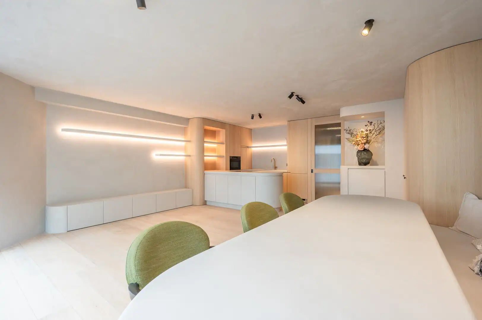 Gerenoveerd appartement met 3 slaapkamers, gelegen nabij de Zeedijk en het Driehoeksplein. foto {{pictureIndex}}