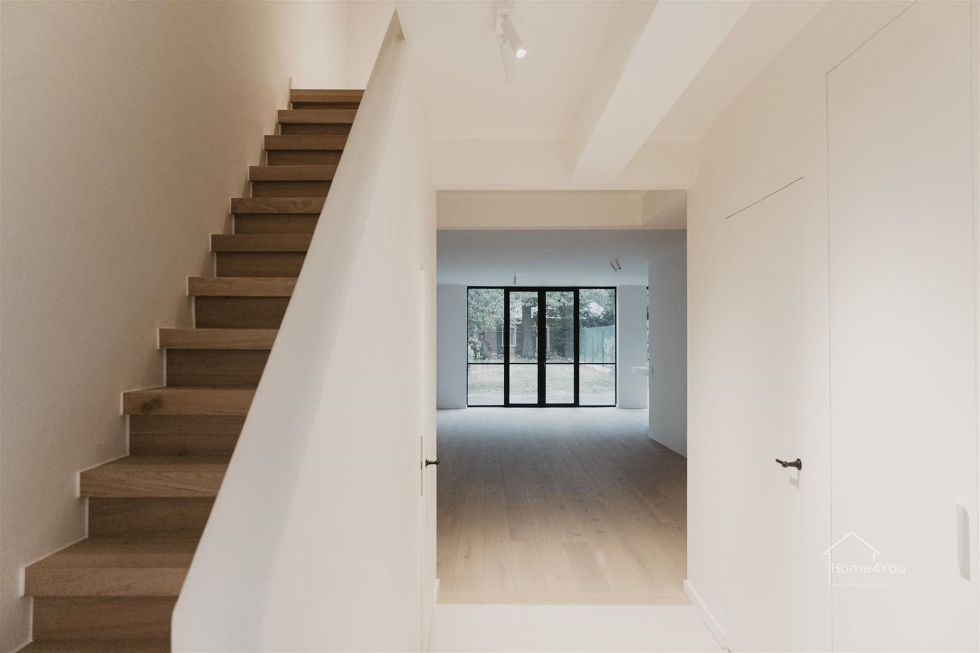 Net gerenoveerde woning op toplocatie in ’s-Gravenwezel foto 2