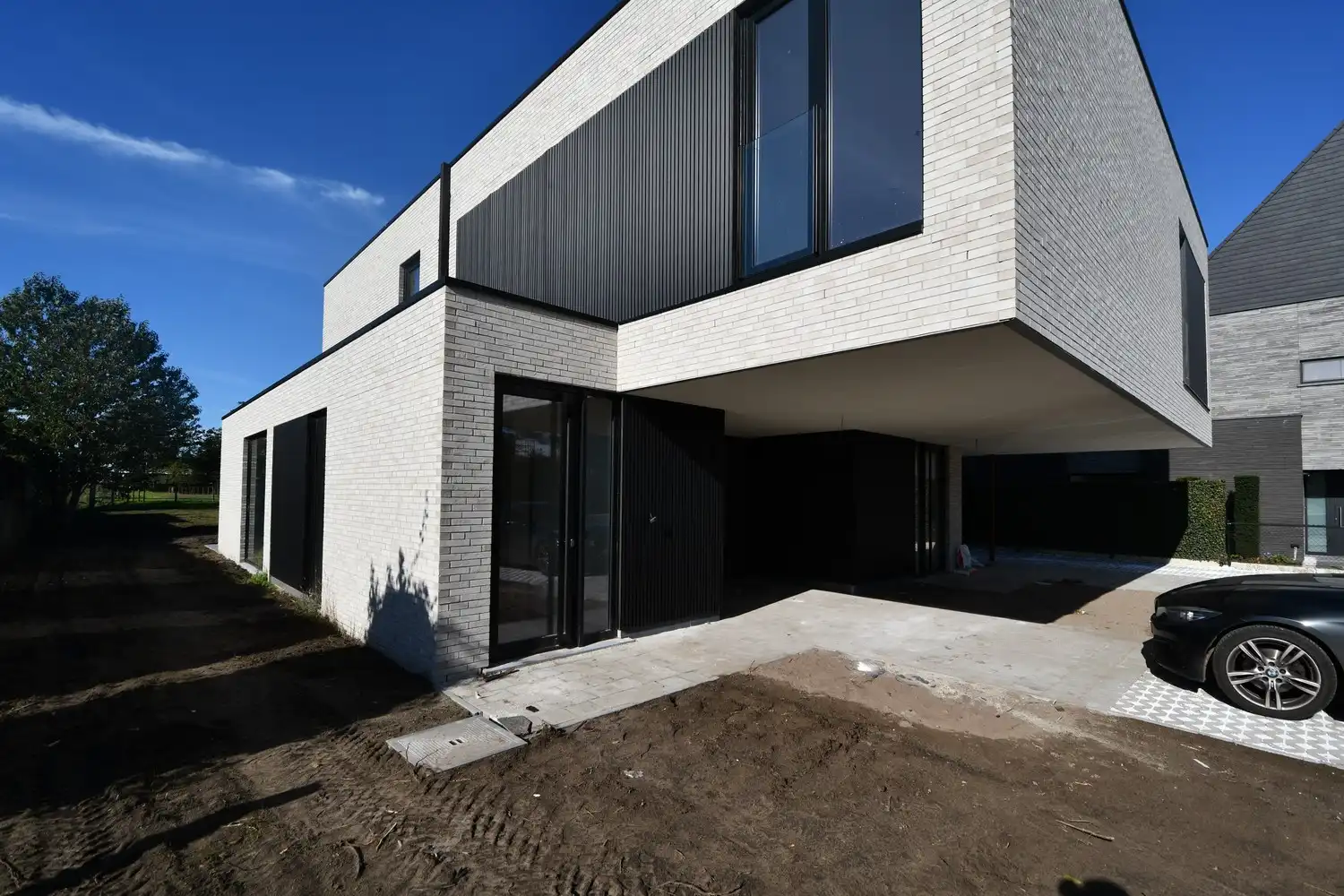 Prachtige halfopen bebouwing met modernistische architectuur foto 2
