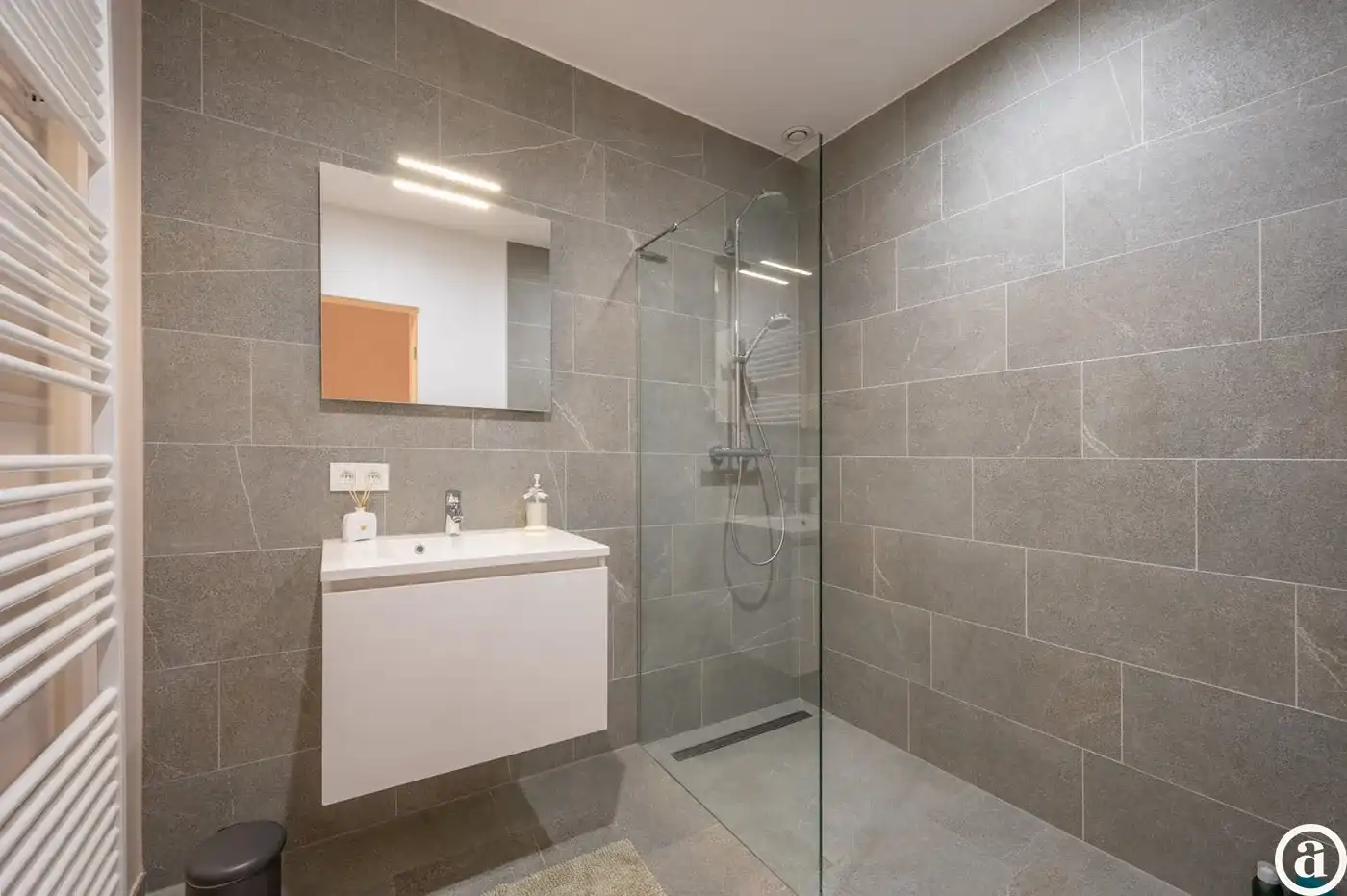 Recente woning aan het karaktervolle Oosthoekplein.          foto 22