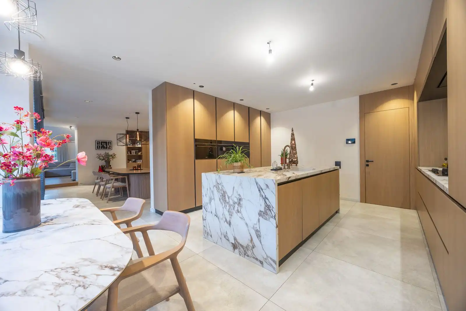 Exclusieve recente villa op uitzonderlijk ruim perceel in groene omgeving foto 5