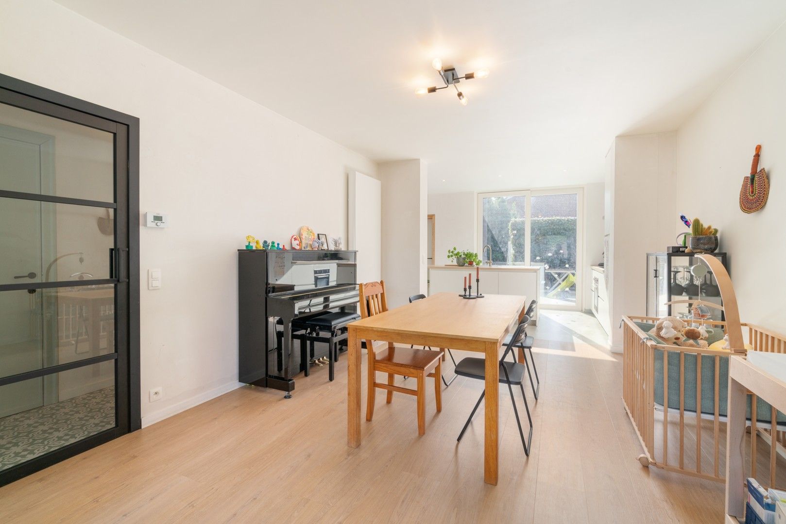 Lichtrijke, volledig gerenoveerde woning op rustige locatie met vlotte bereikbaarheid foto 2