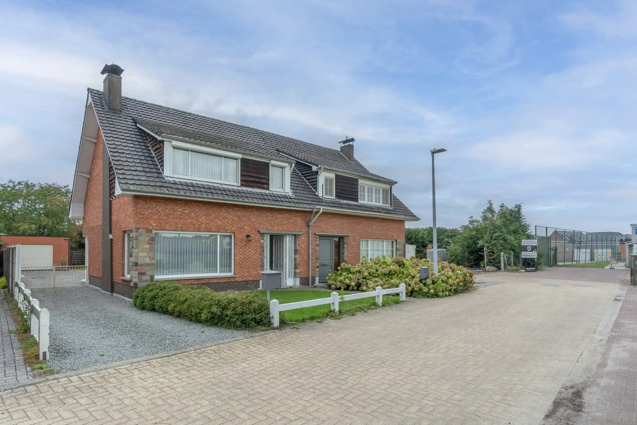 Hoofdfoto van de publicatie: Zeer nette charmante woning met 3 slaapkamers op 579 m²
