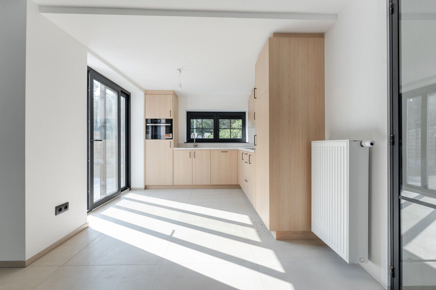 Volledig gerenoveerde woning met tuin en parkeerplaats foto 10