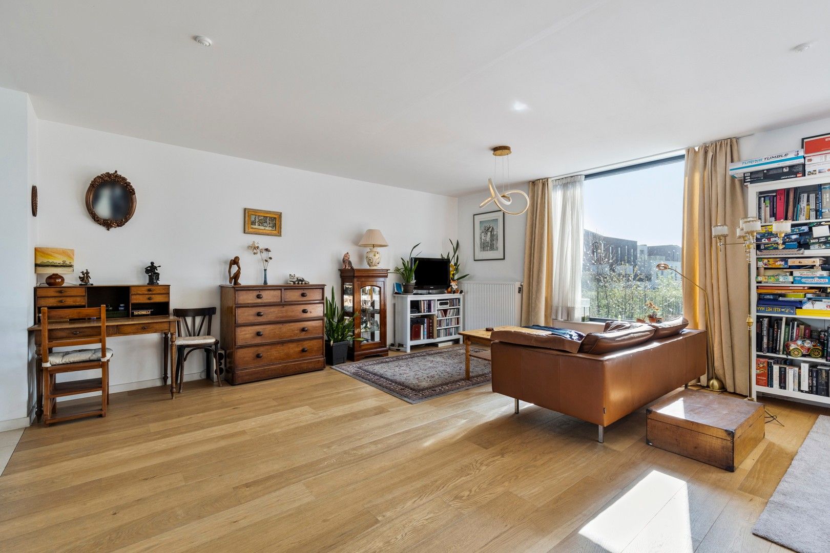 MODERNE, RUIME EN ENERGIEZUINIGE GEZINSWONING MET TUIN, GARAGE, 3 TERRASSEN EN 4 SLPKS OP TOPLOCATIE IN GENT foto {{pictureIndex}}