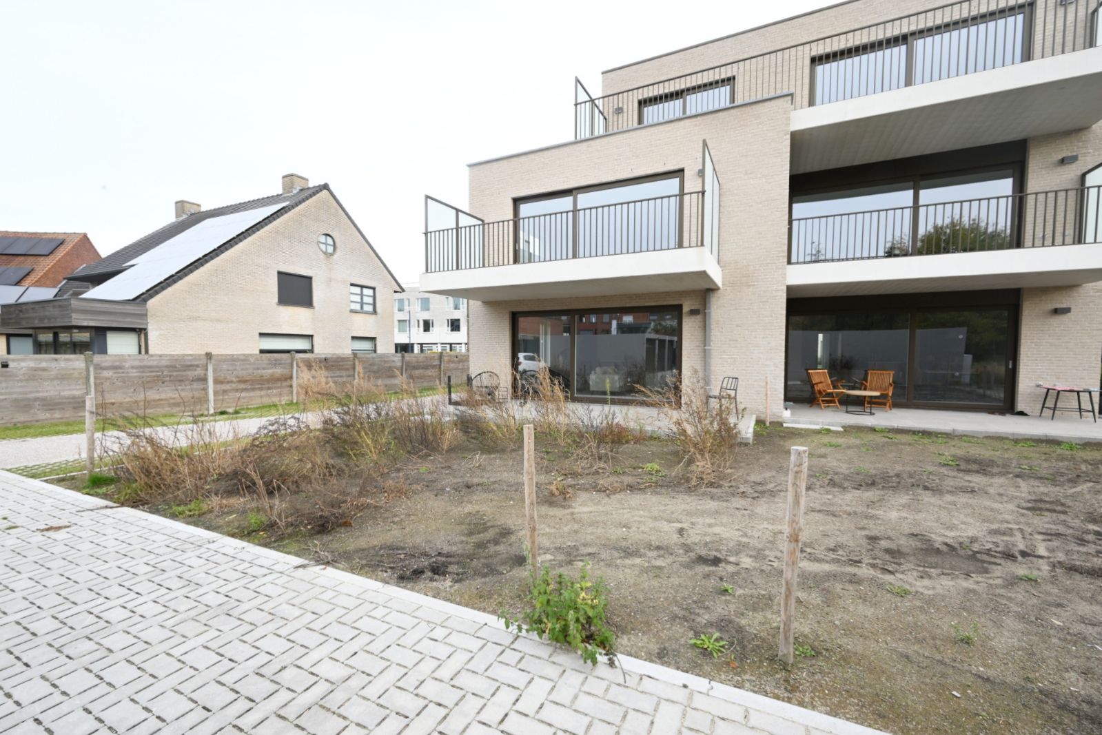Nieuwbouwappartement met rijk beplante tuinzone en parktuin! foto 10