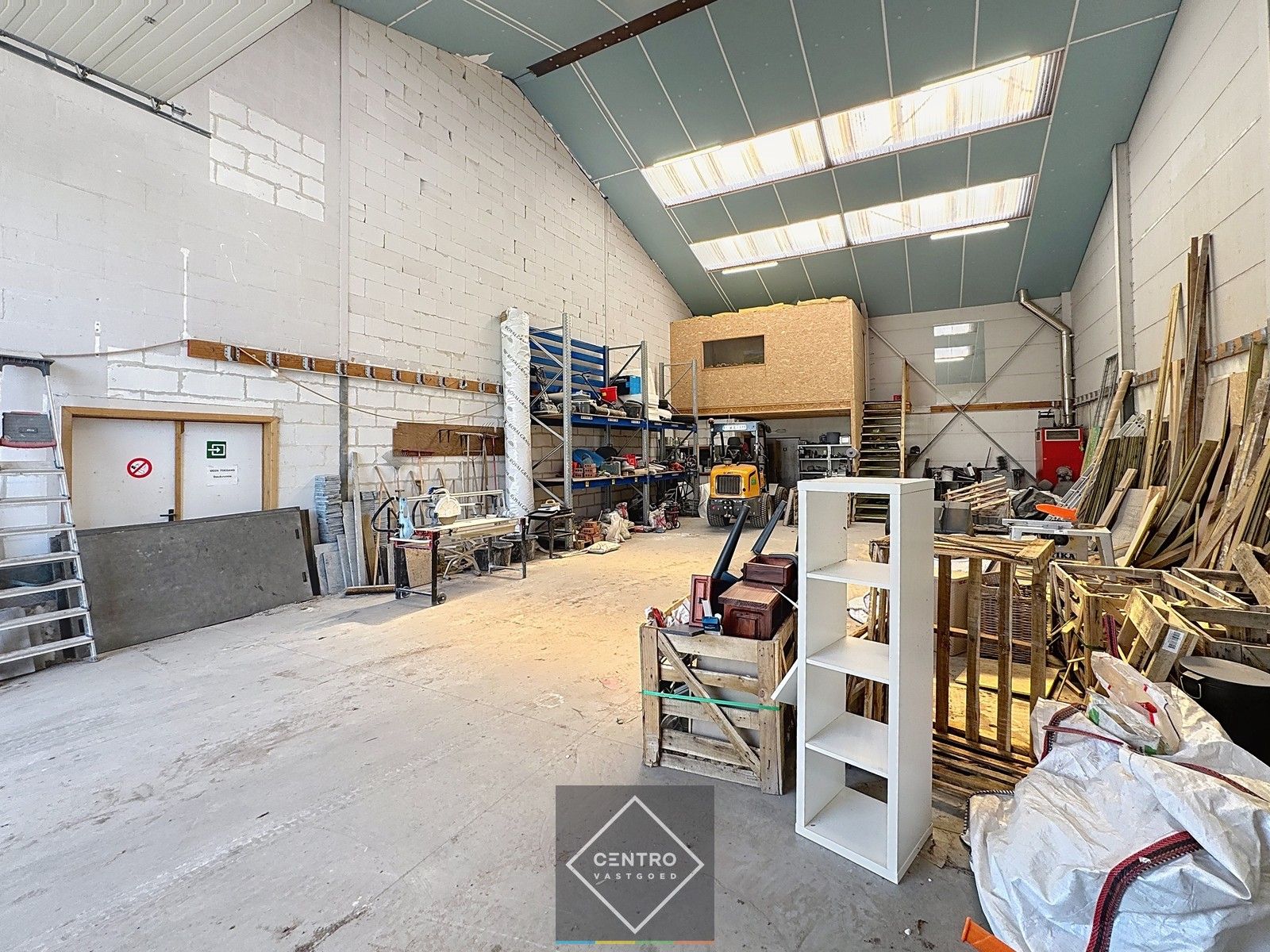 Magazijn (200m2)  met bureem + buitenterrein (circa 250m2)! foto 4