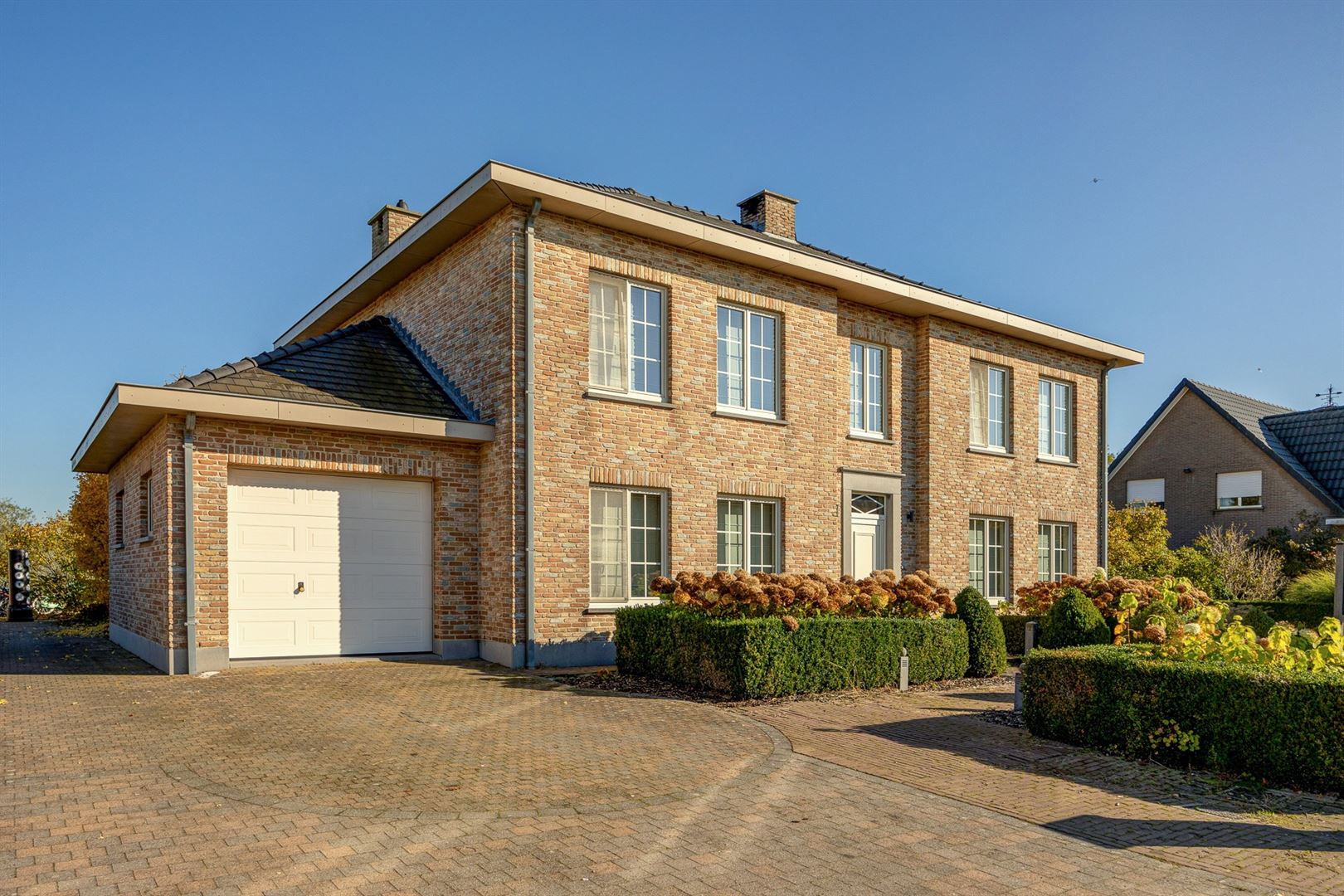 Grootse woning met 4 slaapkamers en 2 garages foto {{pictureIndex}}