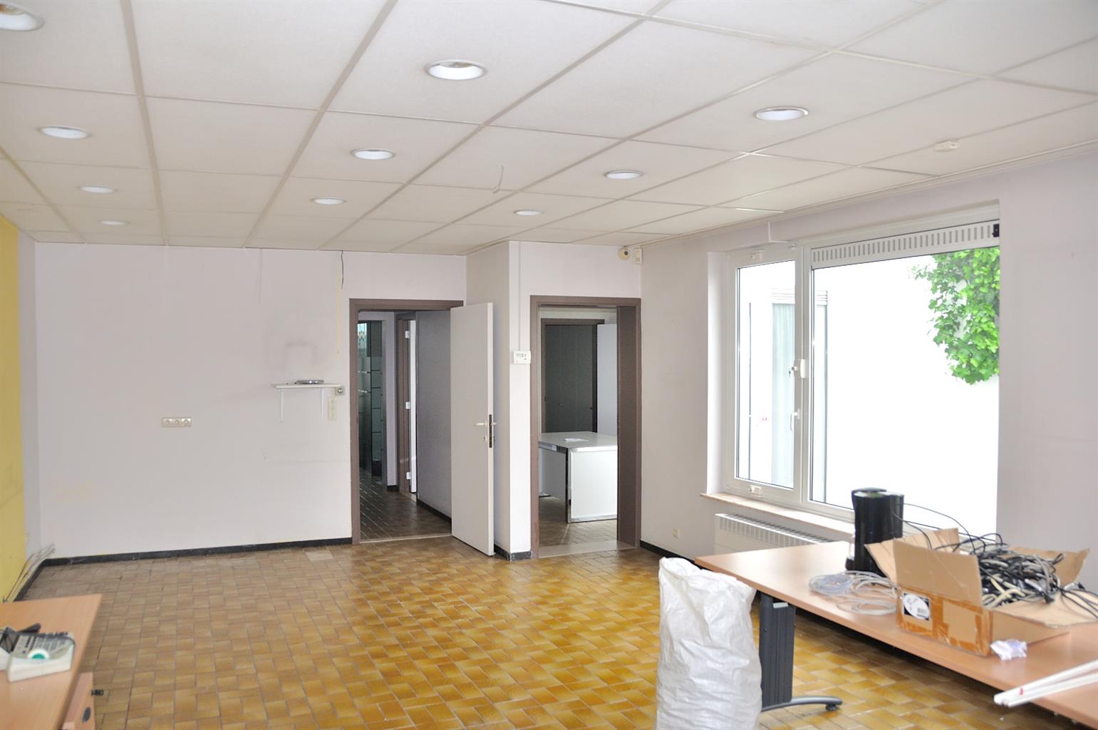 Een commercieel gelegen kantoor- of praktijkruimte + garage foto 4