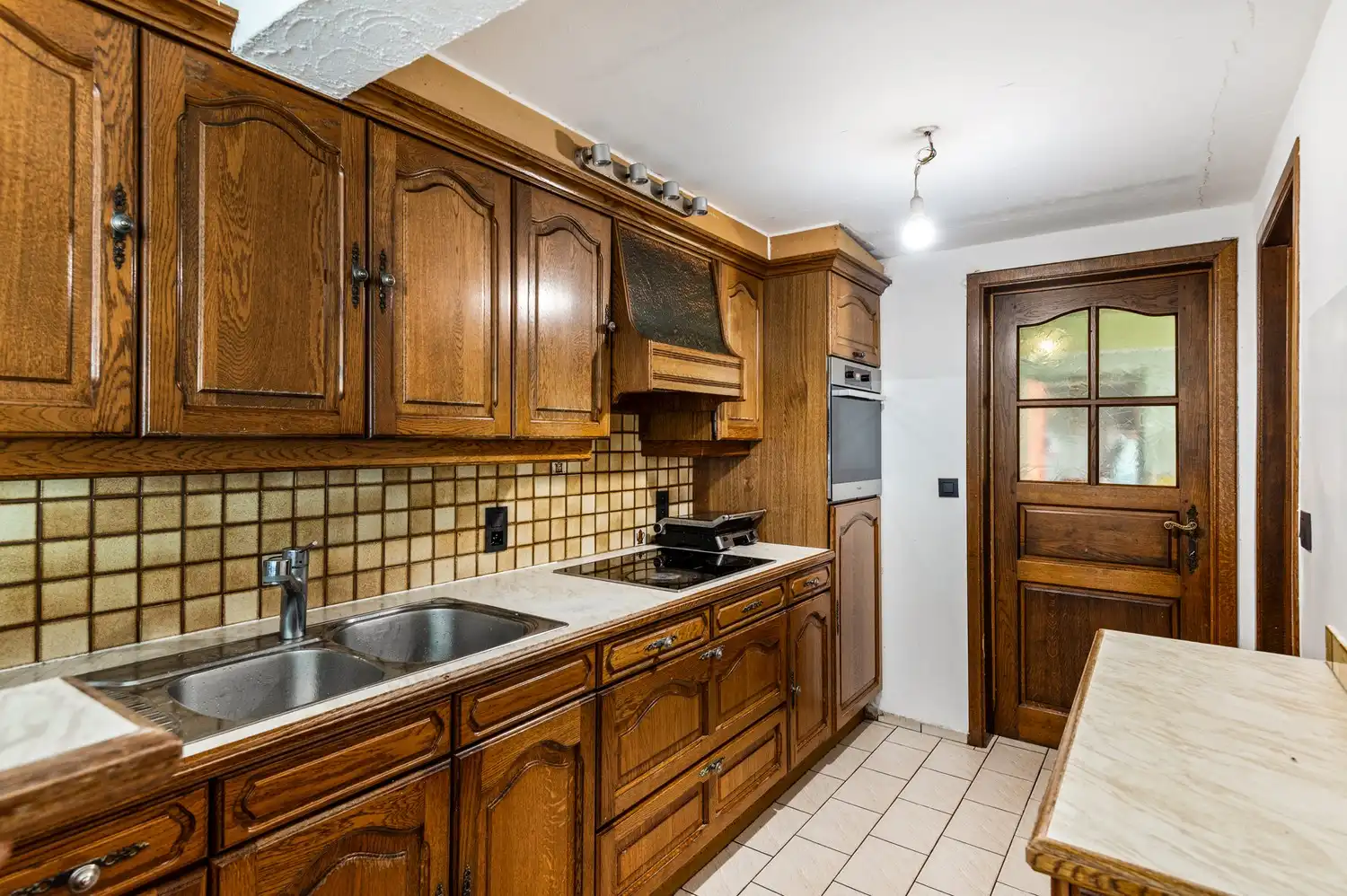 Te renoveren woning met veel potentieel in Ranst! foto 8