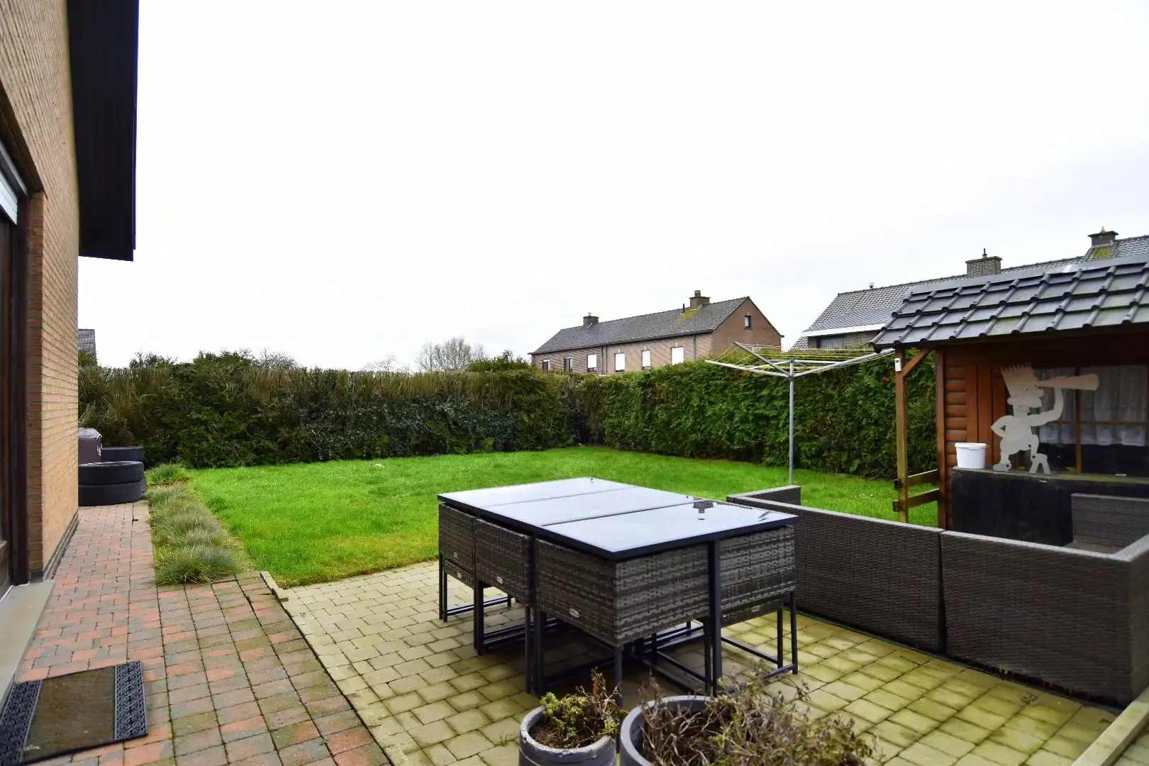 Rustig gelegen gelijkvloerse villa met 3 slaapkamers, dubbele garage en tuin rondom te koop in Ledegem foto 11