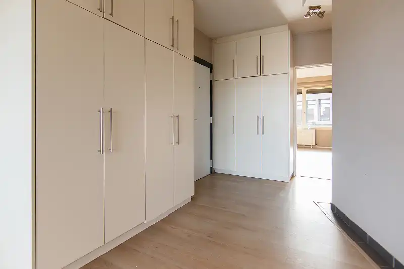 LICHT OP TE FRISSEN 2-SLAAPKAMERAPPARTEMENT MET GEMEENSCHAPPELIJKE PARKEERPLAATSEN VOOR BEWONERS OP TOPLOCATIE BINNEN DE KLEINE RING! foto 4