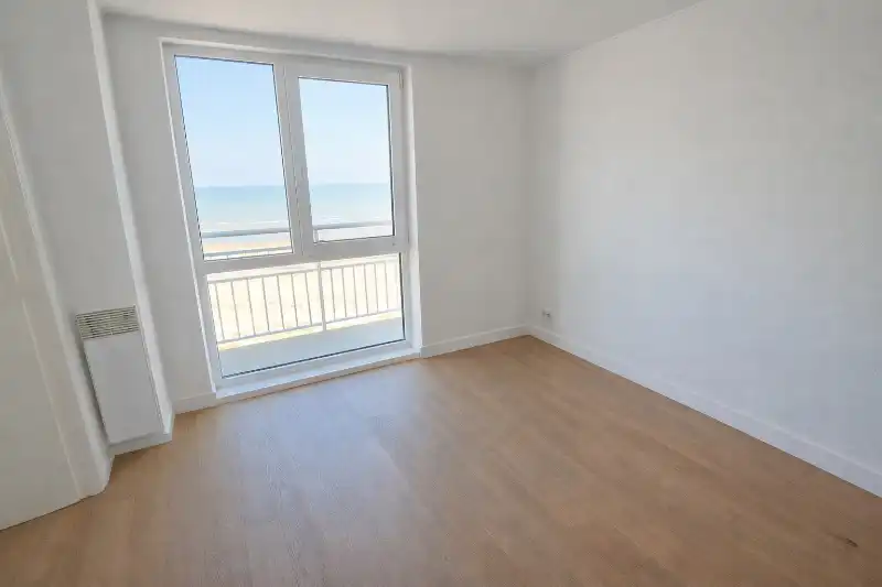 PANORAMISCH ZICHT OP ZEE vanop verdieping 14 foto 4