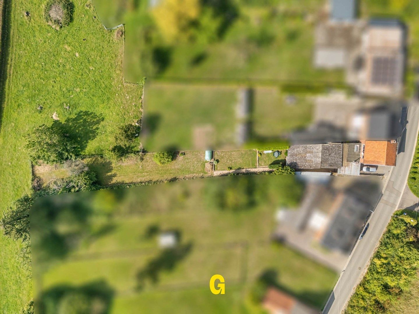 Te renoveren halfopen woning op mooi perceel van 10a 67ca op rustige, groene locatie in Vliermaal foto 3