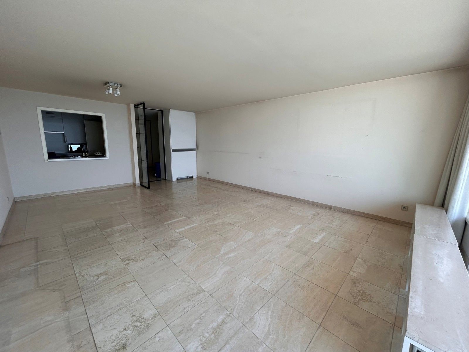Ruim tweeslaapkamer appartement met prachtig frontaal zeezicht!  foto 2