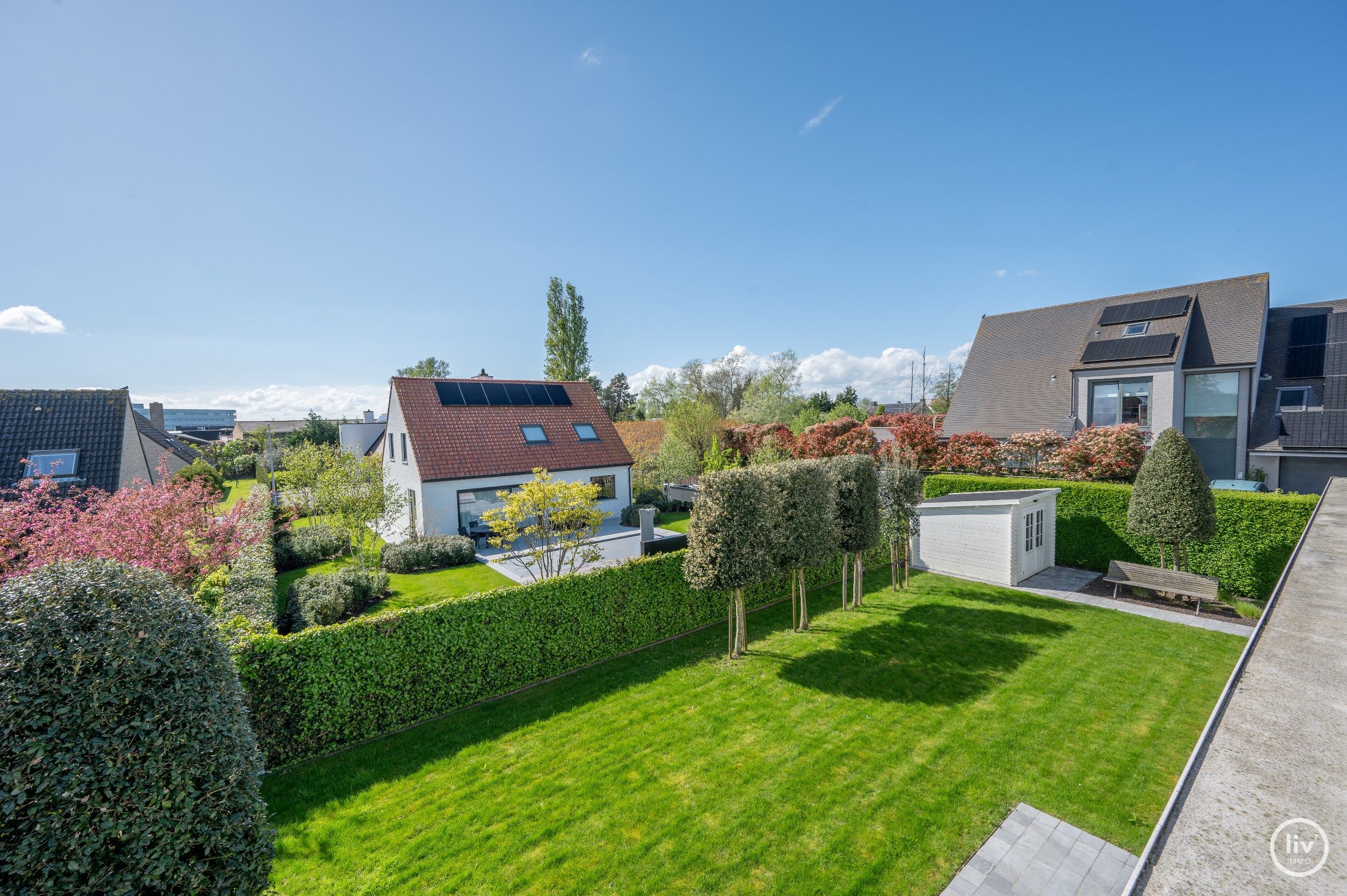 Moderne villa (2017) genietend van veel lichtinval en voorzien van heel wat comfort gelegen vlakbij het centrum van Knokke. Garage voor 6 wagens toegankelijk vi foto 24