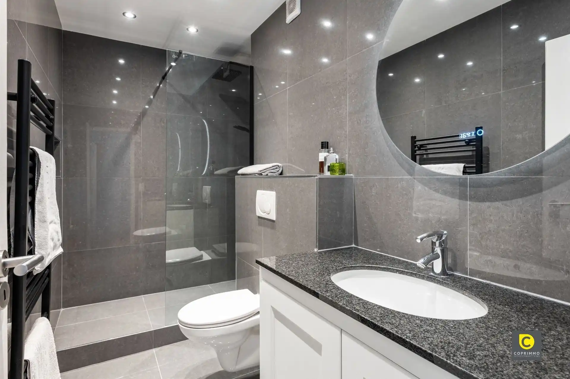 Kwalitatief gerenoveerd appartement met terras foto 11