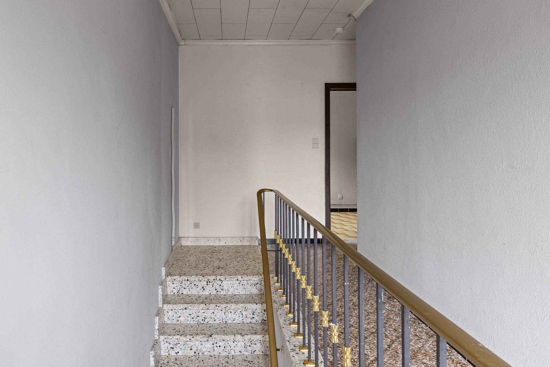 Zeer ruim appartement - te renoveren met 3 slpk's en riante zolder foto 11