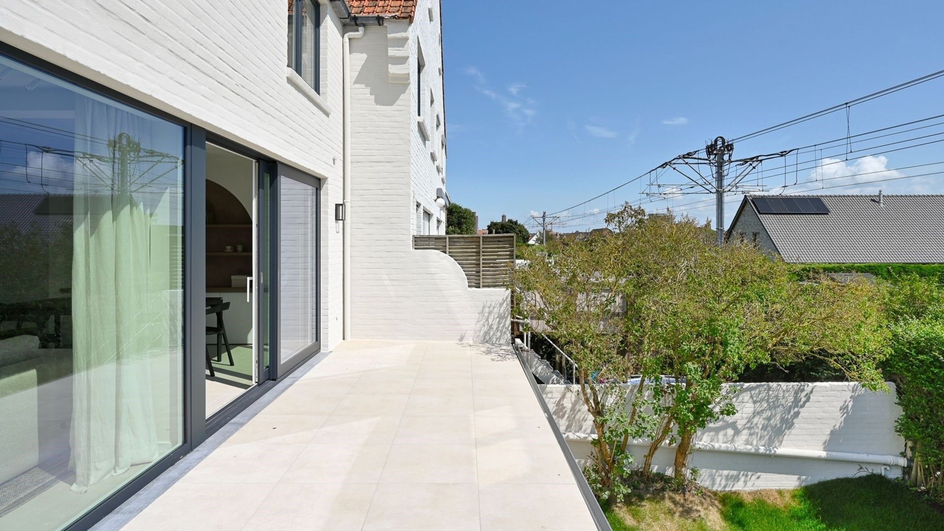 Vernieuwde stijlvolle koppelwoning op topligging in Duinbergen foto 3